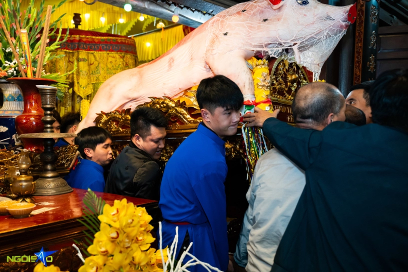 Hàng nghìn người xuyên đêm rước lợn bằng kiệu để cầu may - 10