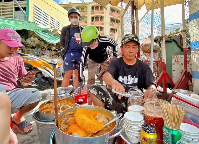 Hàng phá lấu đắt nhất sài gòn 30 năm giữ hương vị nước hầm đặc biệt khách xếp hàng chờ mua giá 600000 đồngkg - 2