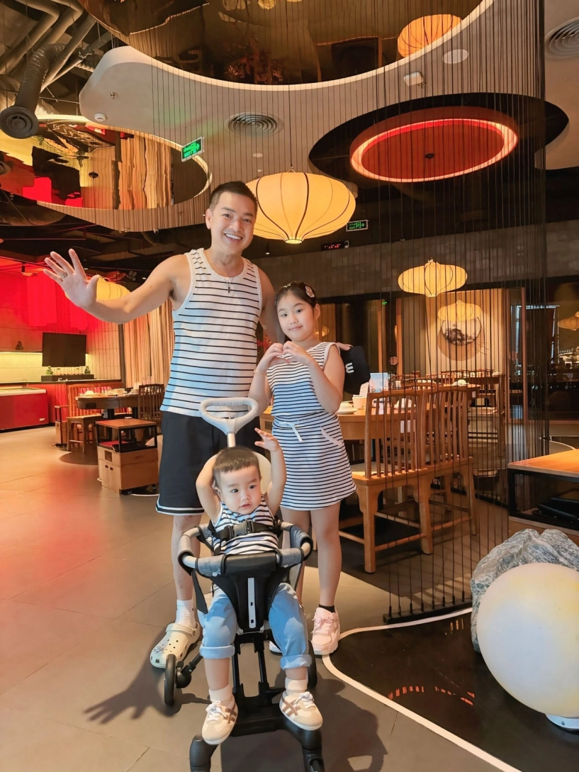 Hạnh phúc viên mãn của quang minh bên bạn gái kém 37 tuổi - 2