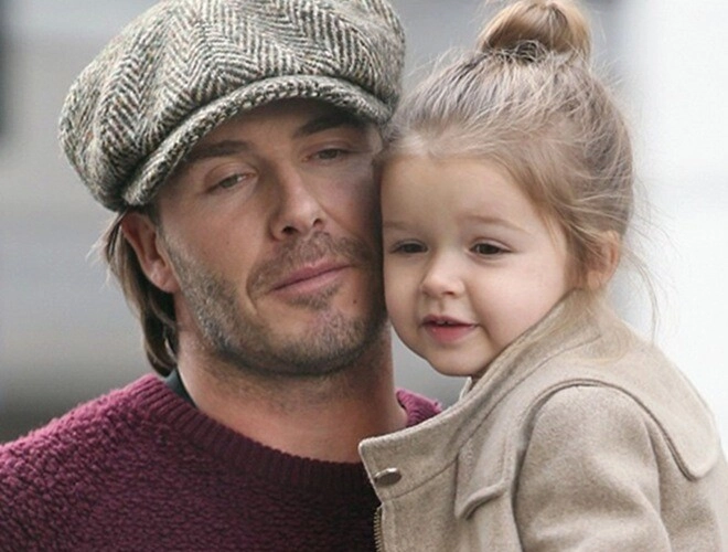 Harper beckham xưa mũm mĩm đáng yêu ảnh mới nhất chụp cùng bố mẹ khiến ai cũng bối rối - 1
