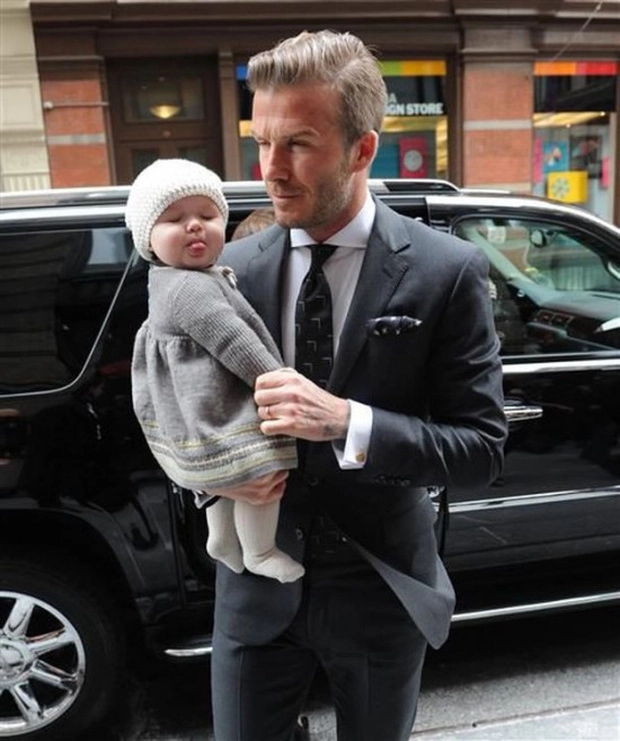 Harper beckham xưa mũm mĩm đáng yêu ảnh mới nhất chụp cùng bố mẹ khiến ai cũng bối rối - 2