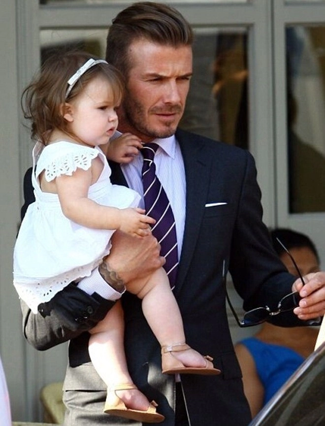 Harper beckham xưa mũm mĩm đáng yêu ảnh mới nhất chụp cùng bố mẹ khiến ai cũng bối rối - 3