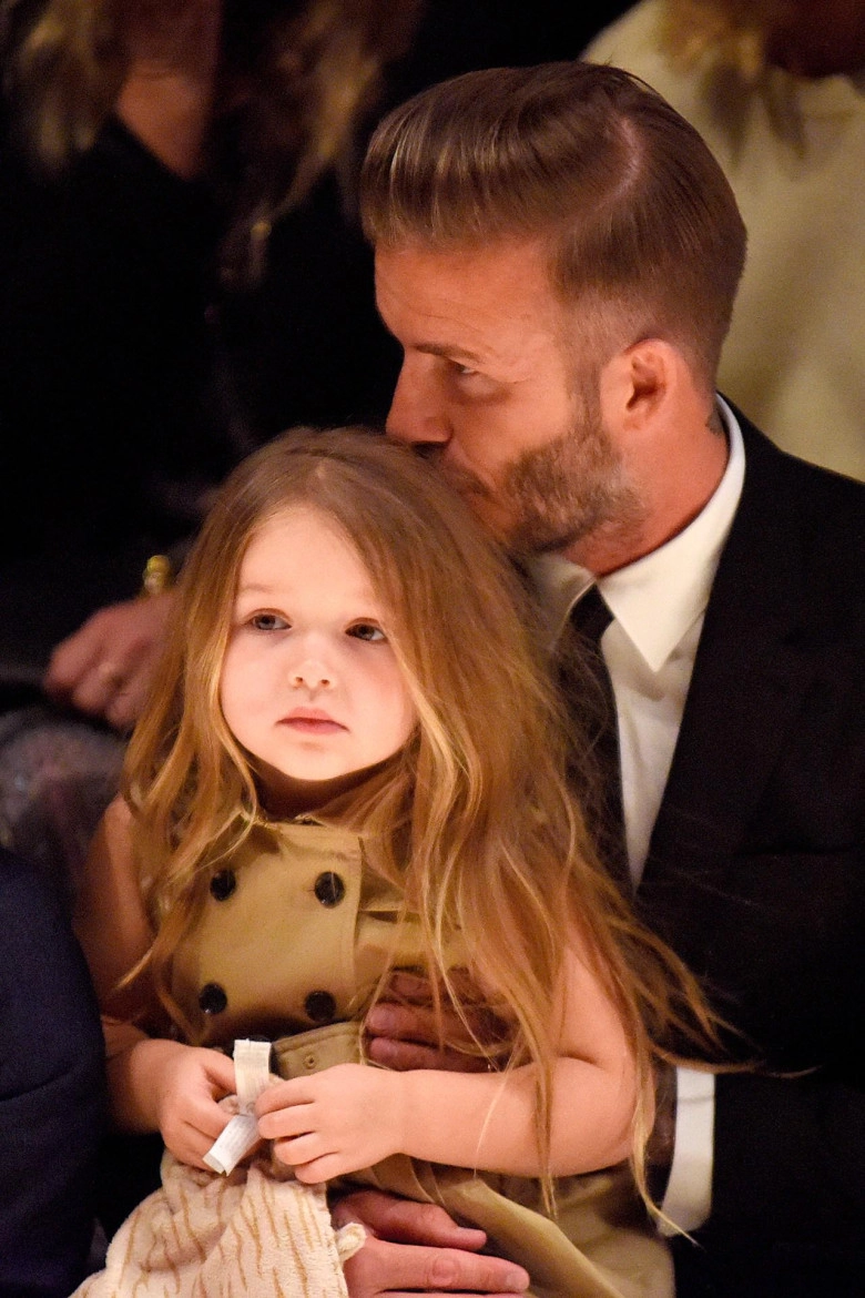 Harper beckham xưa mũm mĩm đáng yêu ảnh mới nhất chụp cùng bố mẹ khiến ai cũng bối rối - 4