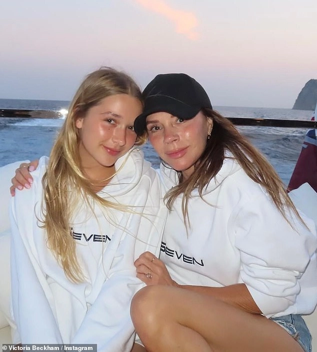 Harper beckham xưa mũm mĩm đáng yêu ảnh mới nhất chụp cùng bố mẹ khiến ai cũng bối rối - 5