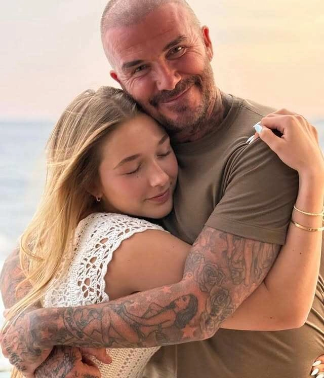 Harper beckham xưa mũm mĩm đáng yêu ảnh mới nhất chụp cùng bố mẹ khiến ai cũng bối rối - 8