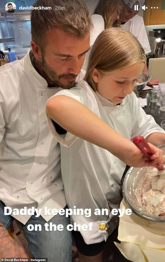 Harper beckham xưa mũm mĩm đáng yêu ảnh mới nhất chụp cùng bố mẹ khiến ai cũng bối rối - 9