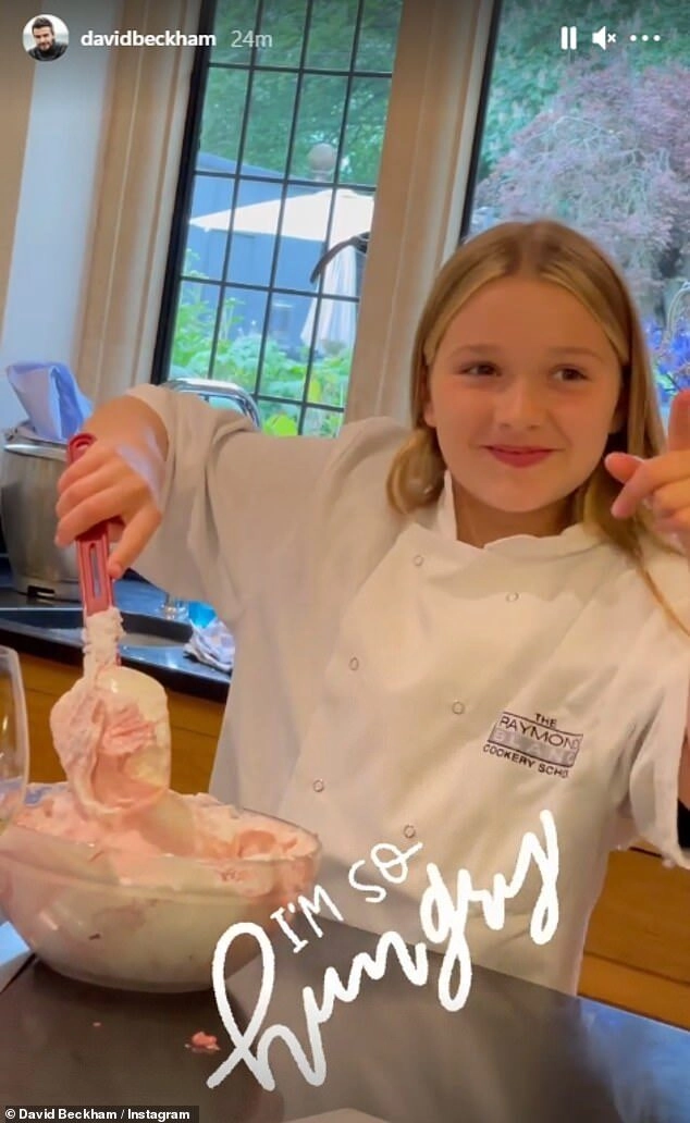 Harper beckham xưa mũm mĩm đáng yêu ảnh mới nhất chụp cùng bố mẹ khiến ai cũng bối rối - 10