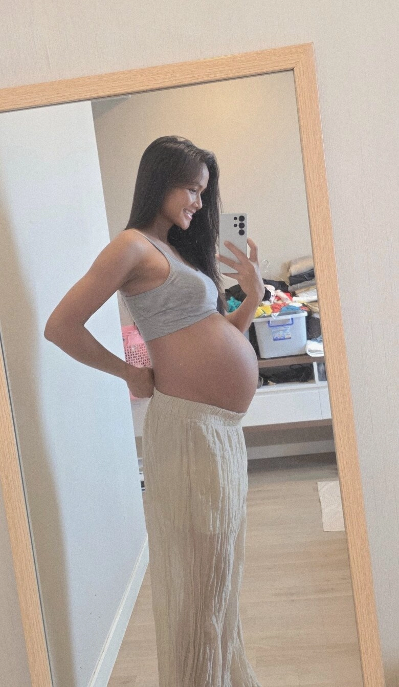 Hhen niê sung sướng được chồng xoa bóp chân không ngại khoe rõ đường chỉ đen trên bụng bầu 9 tháng - 5