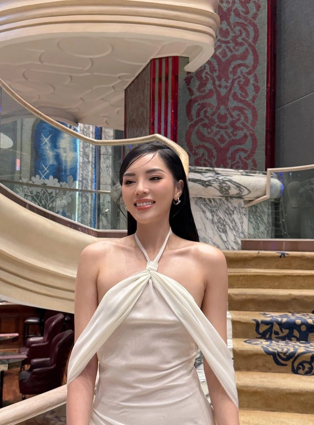 Hiếm hoi lắm mới thấy hoa hậu kỳ duyên chịu thua trước một kiểu tạo hình - 10
