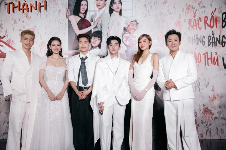 Hieuthuhai và negav né thảm đỏ phim trấn thành dàn anh trai say hi hội ngộ ủng hộ đàn anh - 4