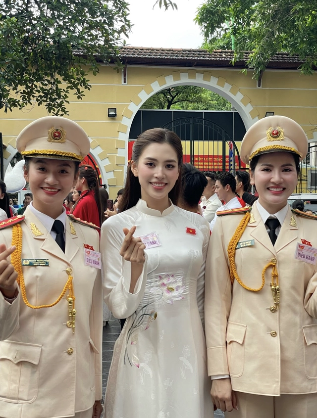 Hình ảnh đẹp của hoa hậu trần tiểu vy lương thuỳ linh tại tổng duyệt a80 - 3
