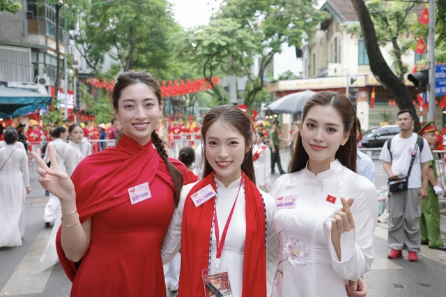 Hình ảnh đẹp của hoa hậu trần tiểu vy lương thuỳ linh tại tổng duyệt a80 - 4