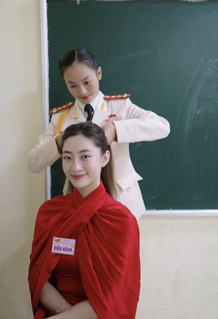 Hình ảnh đẹp của hoa hậu trần tiểu vy lương thuỳ linh tại tổng duyệt a80 - 9