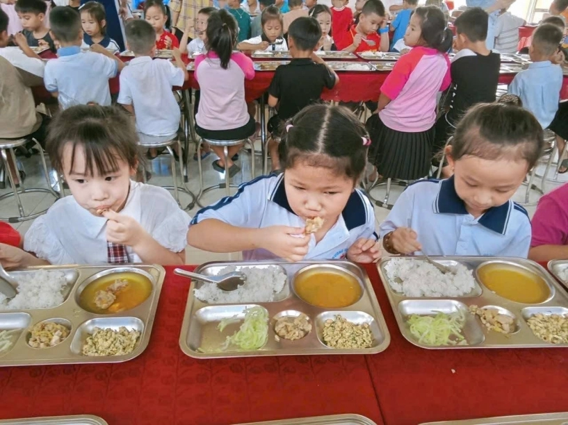 Hình ảnh suất ăn bán trú 15000 đồng của học sinh miền núi hà tĩnh gây bão mạng - 1