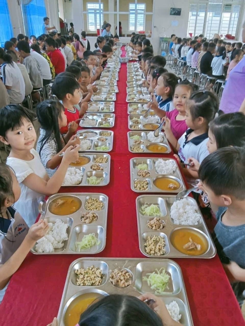 Hình ảnh suất ăn bán trú 15000 đồng của học sinh miền núi hà tĩnh gây bão mạng - 2