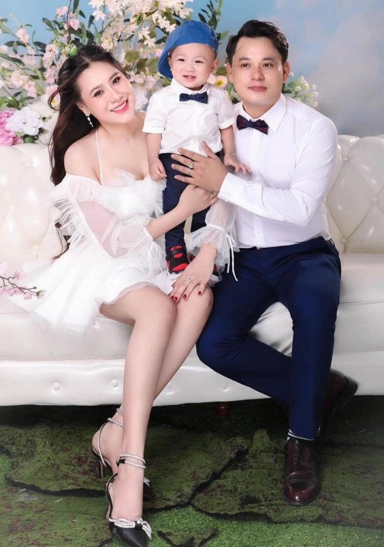 Hồ bích trâm khoe ái nữ tóc đen thui khác hẳn anh trai ông xã doanh nhân đầu bù tóc rối chăm con mới chào đời - 2