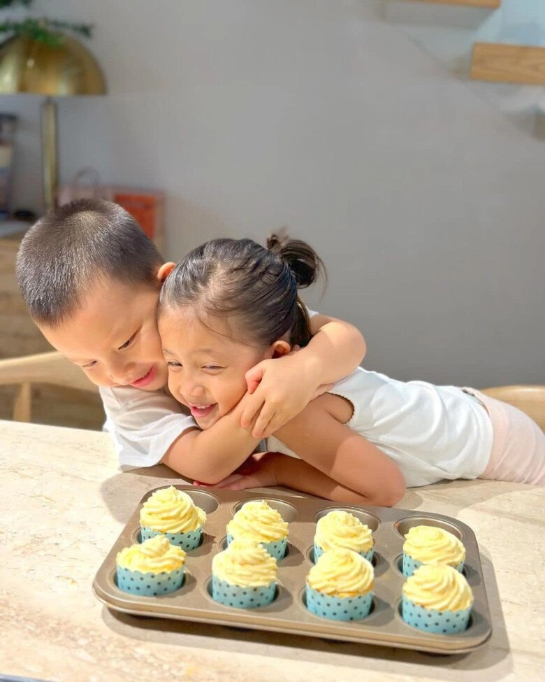 Hồ ngọc hà hé lộ sự trái ngược của cặp song sinh lisa biết thắp nhang cầu nguyện còn leon phải thủ thỉ nhiều hơn - 5