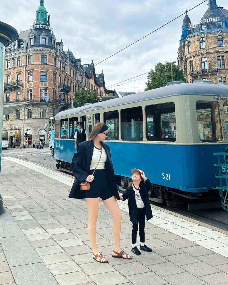 Hồ ngọc hà hé lộ sự trái ngược của cặp song sinh lisa biết thắp nhang cầu nguyện còn leon phải thủ thỉ nhiều hơn - 6