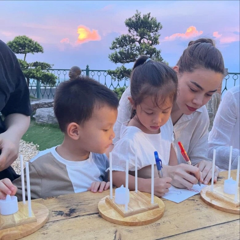 Hồ ngọc hà ở biệt thự khủng nhưng 7 giờ đã tắt đèn tối thui cặp song sinh nói tiếng việt lanh lảnh - 8