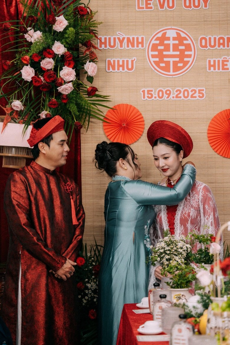 Hồ quang hiếu bế con trai làm lễ vu quy với vợ kém 17 tuổi mẹ chồng tự tay đeo vàng cho con dâu - 4