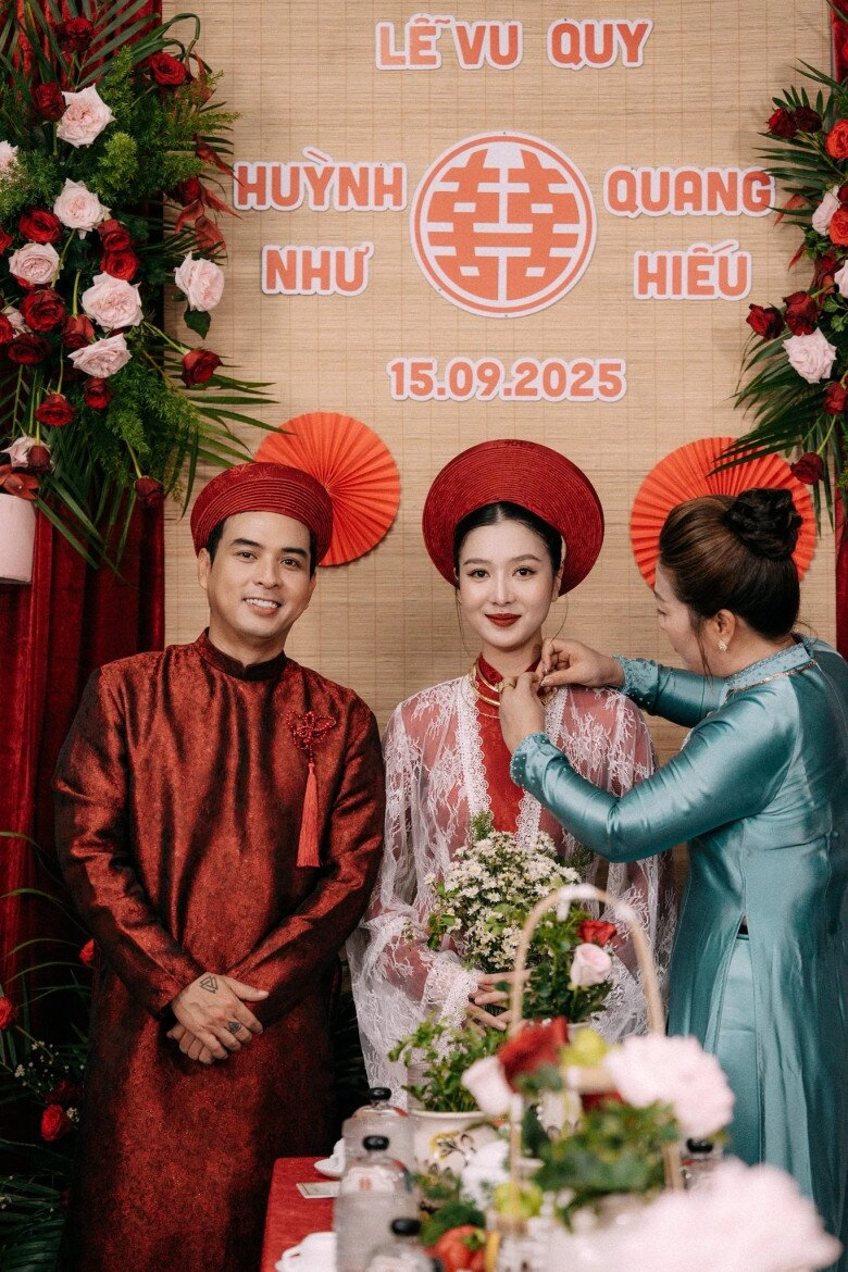 Hồ quang hiếu bế con trai làm lễ vu quy với vợ kém 17 tuổi mẹ chồng tự tay đeo vàng cho con dâu - 5