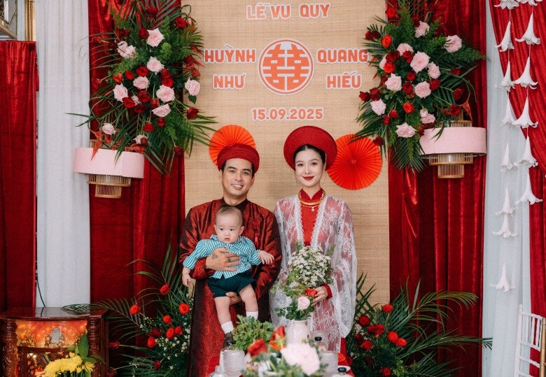 Hồ quang hiếu bế con trai làm lễ vu quy với vợ kém 17 tuổi mẹ chồng tự tay đeo vàng cho con dâu - 6