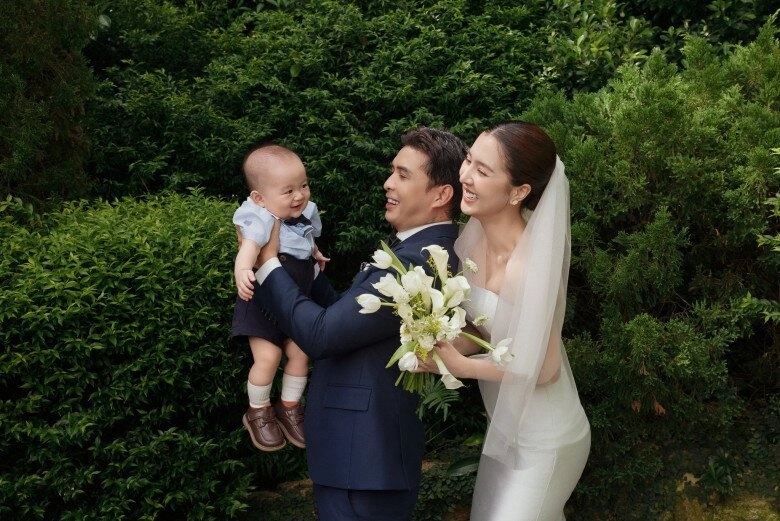 Hồ quang hiếu bế con trai làm lễ vu quy với vợ kém 17 tuổi mẹ chồng tự tay đeo vàng cho con dâu - 7