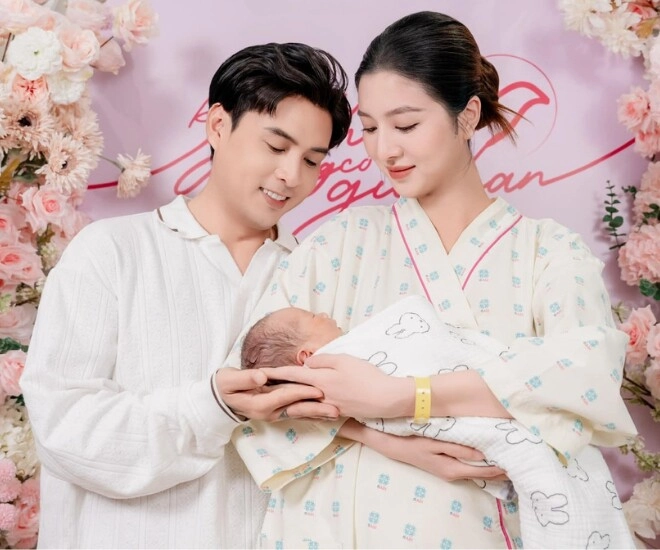 Hồ quang hiếu bế con trai làm lễ vu quy với vợ kém 17 tuổi mẹ chồng tự tay đeo vàng cho con dâu - 9