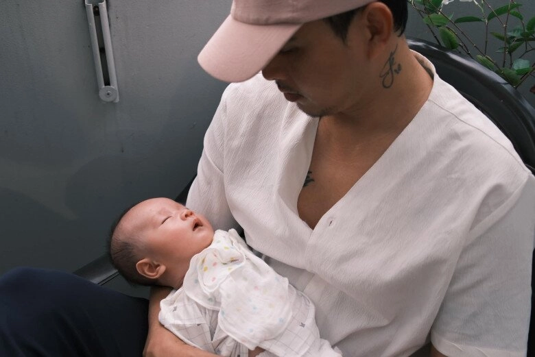 Hồ quang hiếu bế con trai làm lễ vu quy với vợ kém 17 tuổi mẹ chồng tự tay đeo vàng cho con dâu - 11