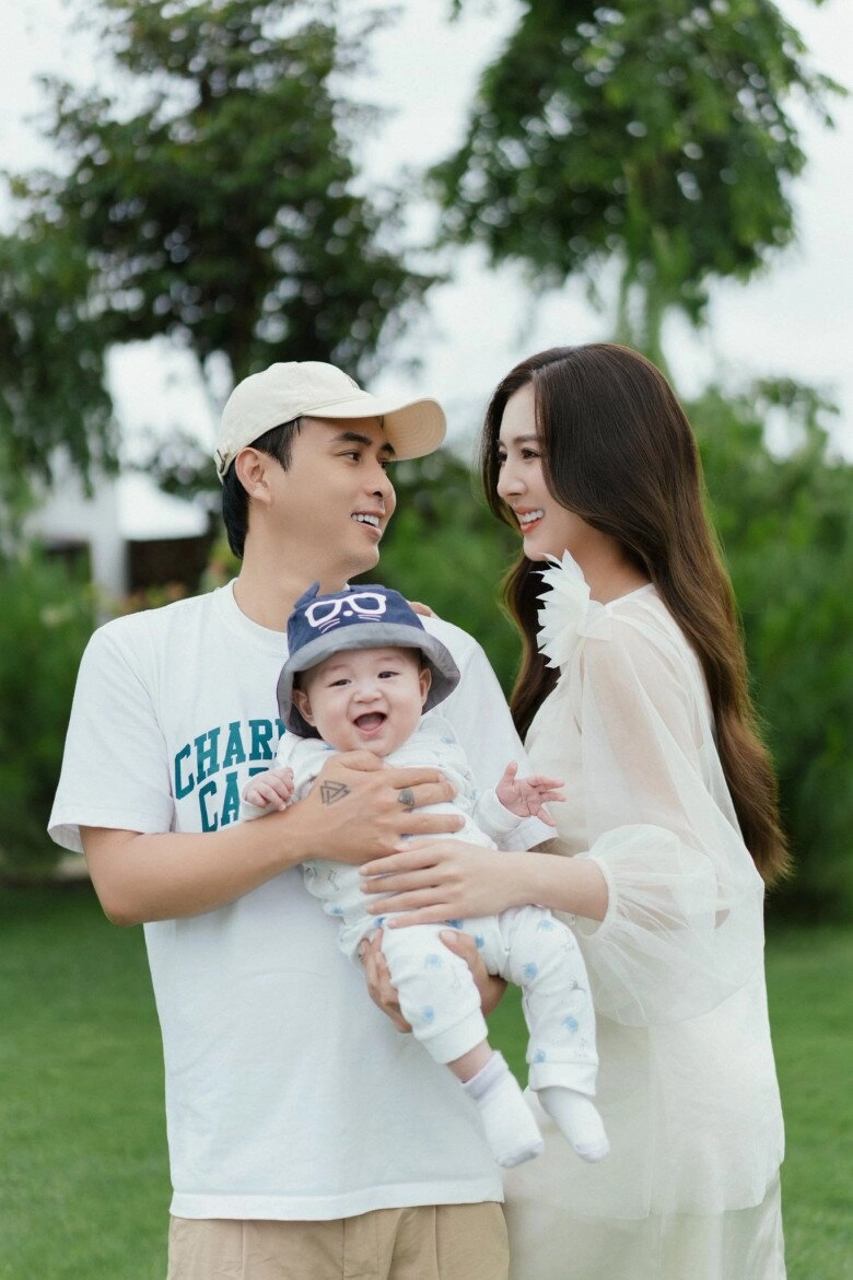 Hồ quang hiếu bế con trai làm lễ vu quy với vợ kém 17 tuổi mẹ chồng tự tay đeo vàng cho con dâu - 12