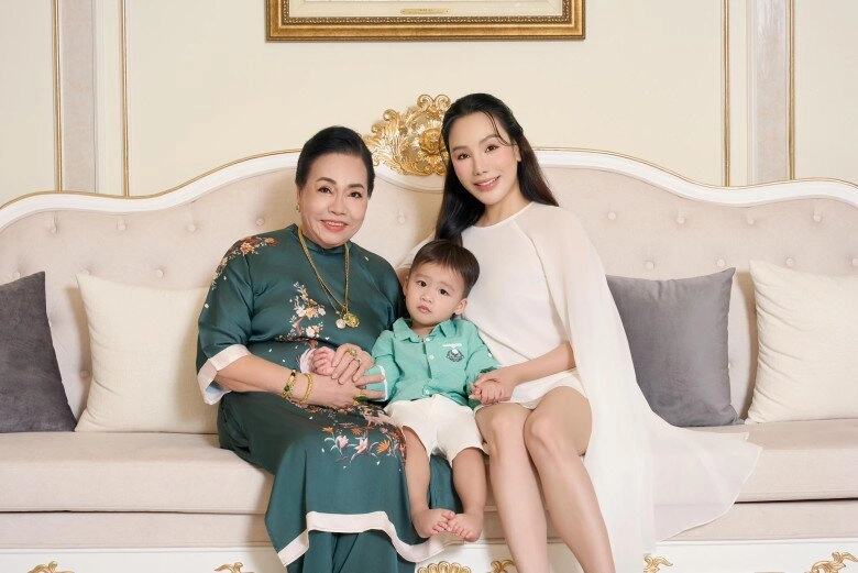 Hồ quỳnh hương ru con trong biệt thự riêng quý tử tuấn tú ngủ ngon trong lòng mẹ trông cực yêu - 5