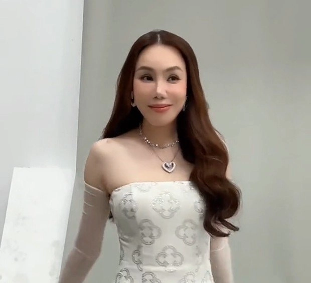 Hồ quỳnh hương tuyên bố đăng hình là phải sửa bóp người bé lại chân kéo dài ra - 7