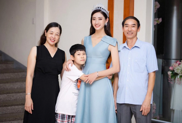 Hoa á hậu là con nhà nòi tại a80 thừa hưởng gen trội từ phụ huynh quân nhân sớm thành mỹ nhân với chiều cao khủng - 2