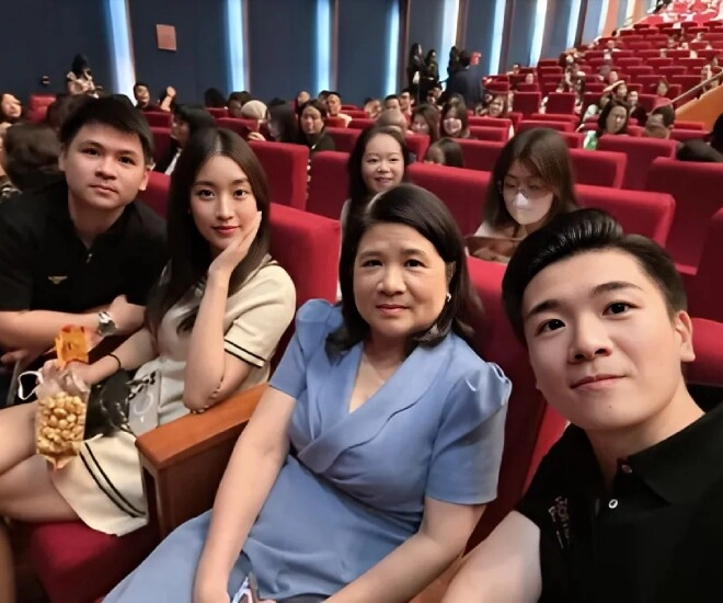 Hoa hậu đỗ mỹ linh tháp tùng mẹ chồng hào môn xem ca nhạc đi đâu cũng thân thiết ngồi cạnh bên - 1