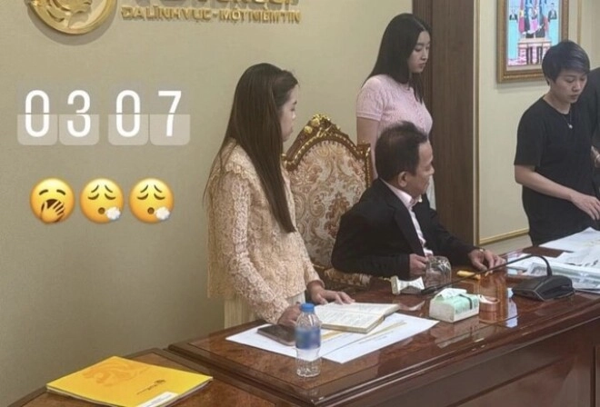 Hoa hậu đỗ mỹ linh tháp tùng mẹ chồng hào môn xem ca nhạc đi đâu cũng thân thiết ngồi cạnh bên - 5