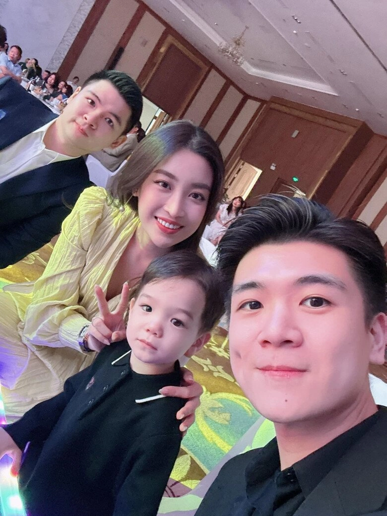 Hoa hậu đỗ mỹ linh tháp tùng mẹ chồng hào môn xem ca nhạc đi đâu cũng thân thiết ngồi cạnh bên - 6