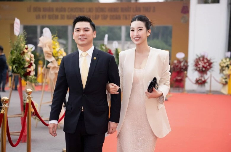 Hoa hậu đỗ mỹ linh tháp tùng mẹ chồng hào môn xem ca nhạc đi đâu cũng thân thiết ngồi cạnh bên - 8