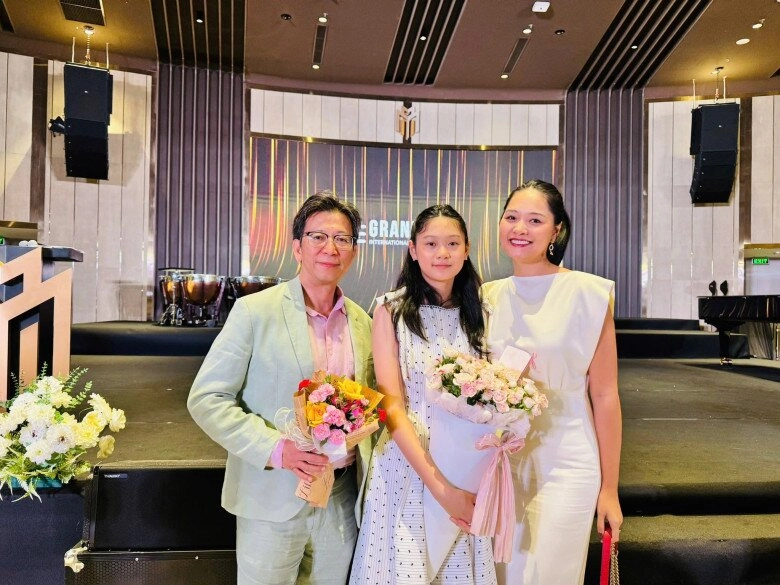 Hoa hậu hương giang khoe ái nữ cao 1m75 đi thi vào luôn chung kết ông xã người trung quốc vội lên máy bay để gặp con - 3