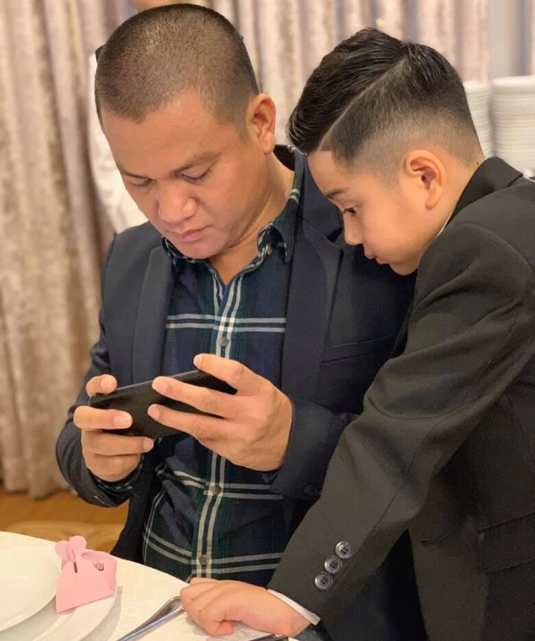 Con riêng 11 tuổi của chồng khánh vân làm phù rể trong đám hỏi cùng bố rước mẹ hoa hậu về nhà - 4