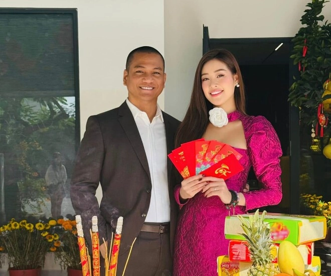 Hoa hậu khánh vân hạnh phúc bên ông xã hơn 17 tuổi khoe bố ruột thân thiết với con rể - 1