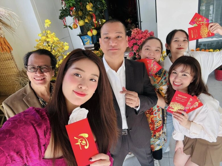 Hoa hậu khánh vân hạnh phúc bên ông xã hơn 17 tuổi khoe bố ruột thân thiết với con rể - 3