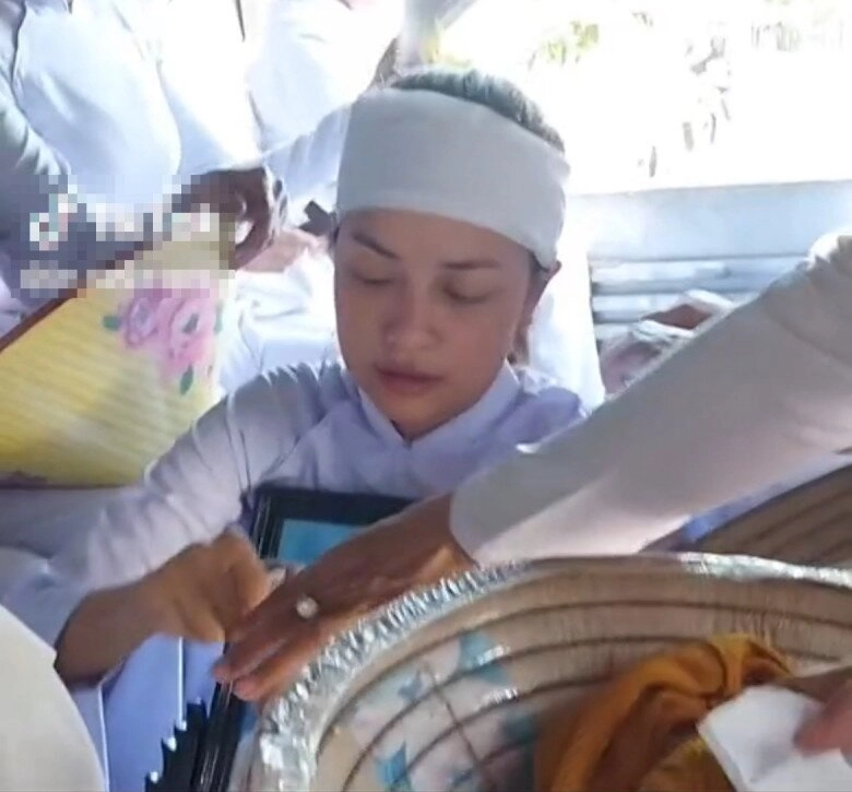 Hoa hậu ngọc châu mắt sưng tấy đỏ hoe vì khóc nhiều ôm chặt di ảnh của mẹ trong lễ an táng - 4