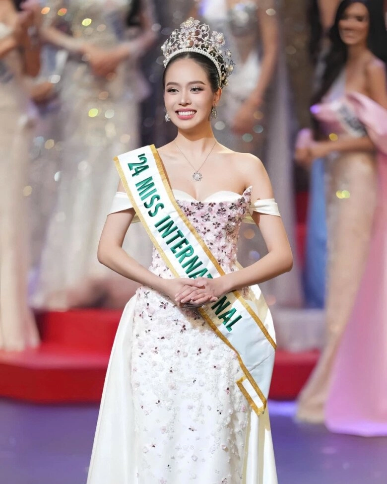 Hoa hậu thanh thủy gặp 3 kiếp nạn trước khi giành vương miện hết không kéo được váy lại quên điện thoại - 8