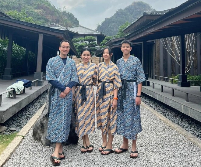 Hoa hậu thùy lâm lọt thỏm như bé hạt tiêu khi chụp ảnh gia đình 2 con thừa hưởng gen trội của bố tiến sĩ - 1