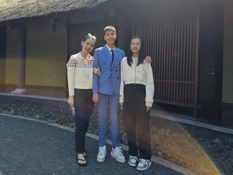 Hoa hậu thùy lâm lọt thỏm như bé hạt tiêu khi chụp ảnh gia đình 2 con thừa hưởng gen trội của bố tiến sĩ - 6
