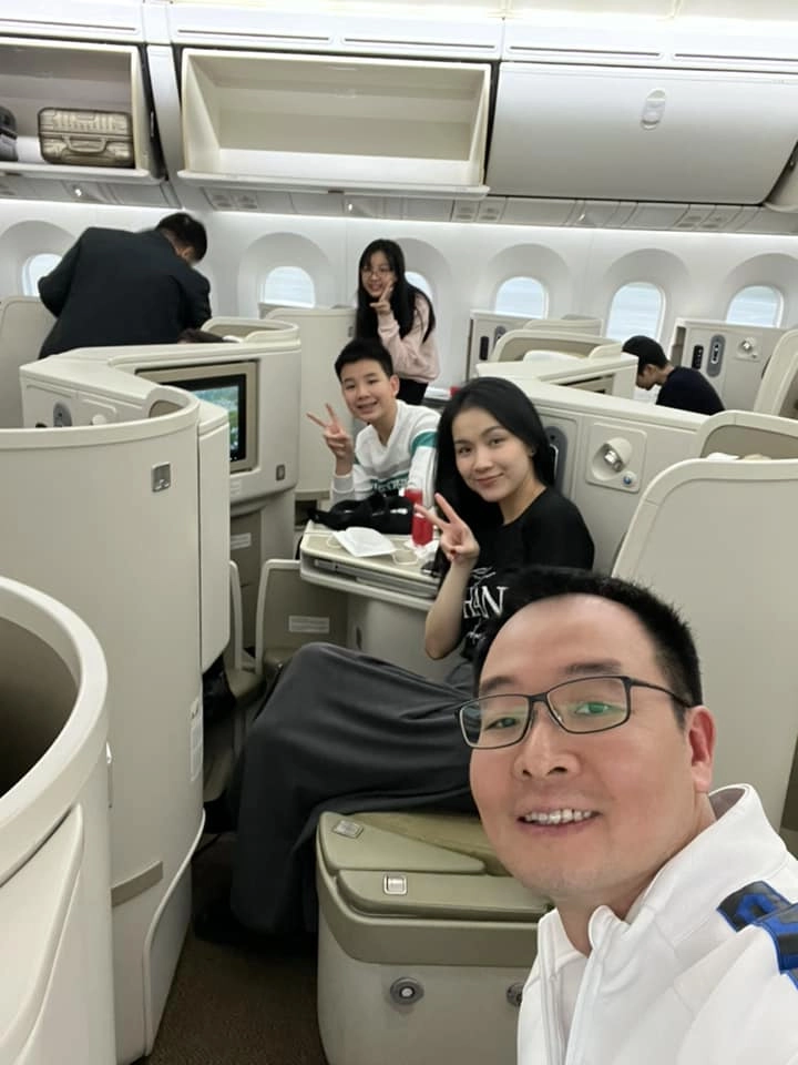 Hoa hậu thùy lâm lọt thỏm như bé hạt tiêu khi chụp ảnh gia đình 2 con thừa hưởng gen trội của bố tiến sĩ - 7