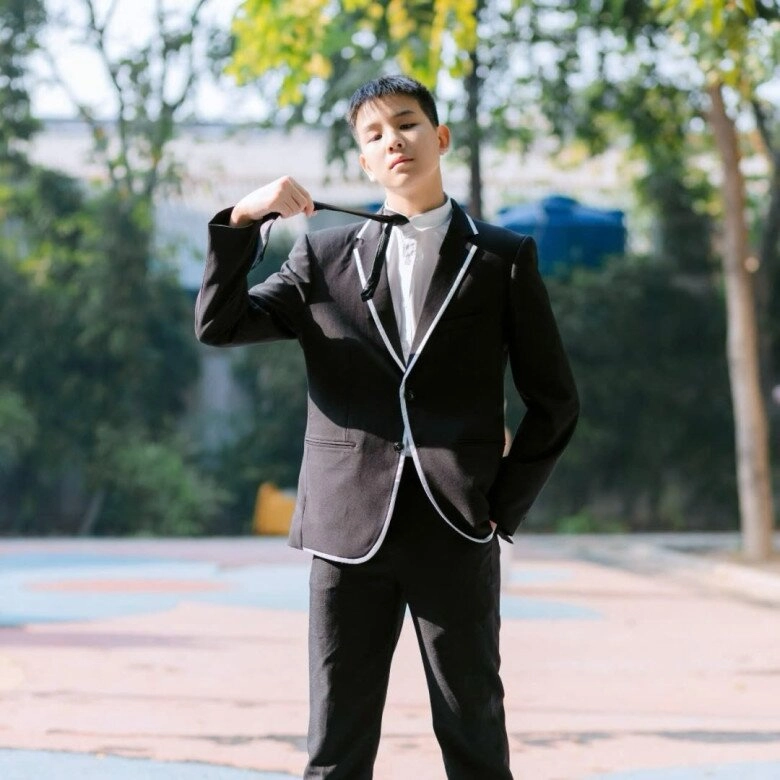 Hoa hậu thùy lâm lọt thỏm như bé hạt tiêu khi chụp ảnh gia đình 2 con thừa hưởng gen trội của bố tiến sĩ - 8