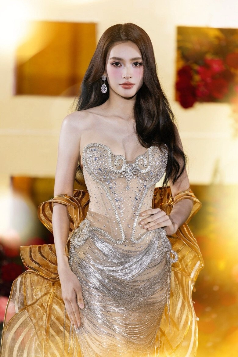 Hoa hậu tiểu vy rạng rỡ đọ sắc miss universe 2018 nhan sắc không lép vế - 7