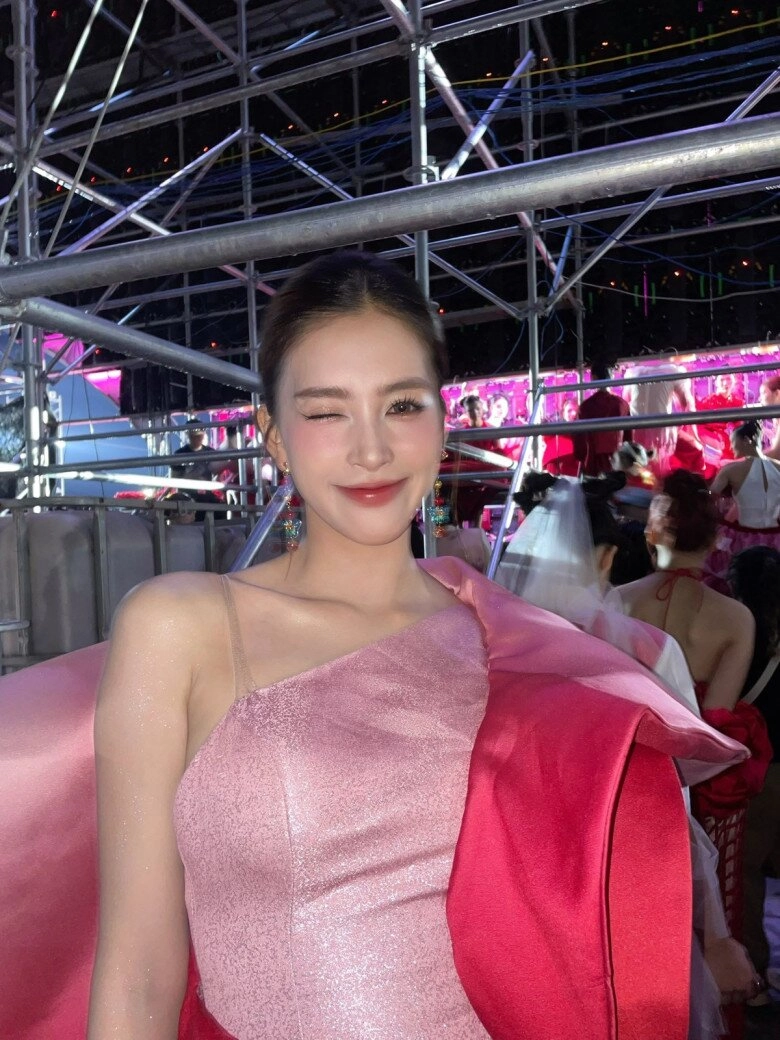 Hoa hậu tiểu vy rạng rỡ đọ sắc miss universe 2018 nhan sắc không lép vế - 11