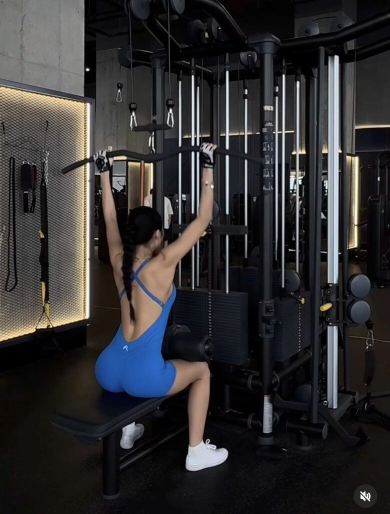 Hoa hậu việt vòng eo 53 cm giữ dáng bằng chế độ tập luyện khó nhằn body bốc lửa nên chẳng ngại mặc hở - 1